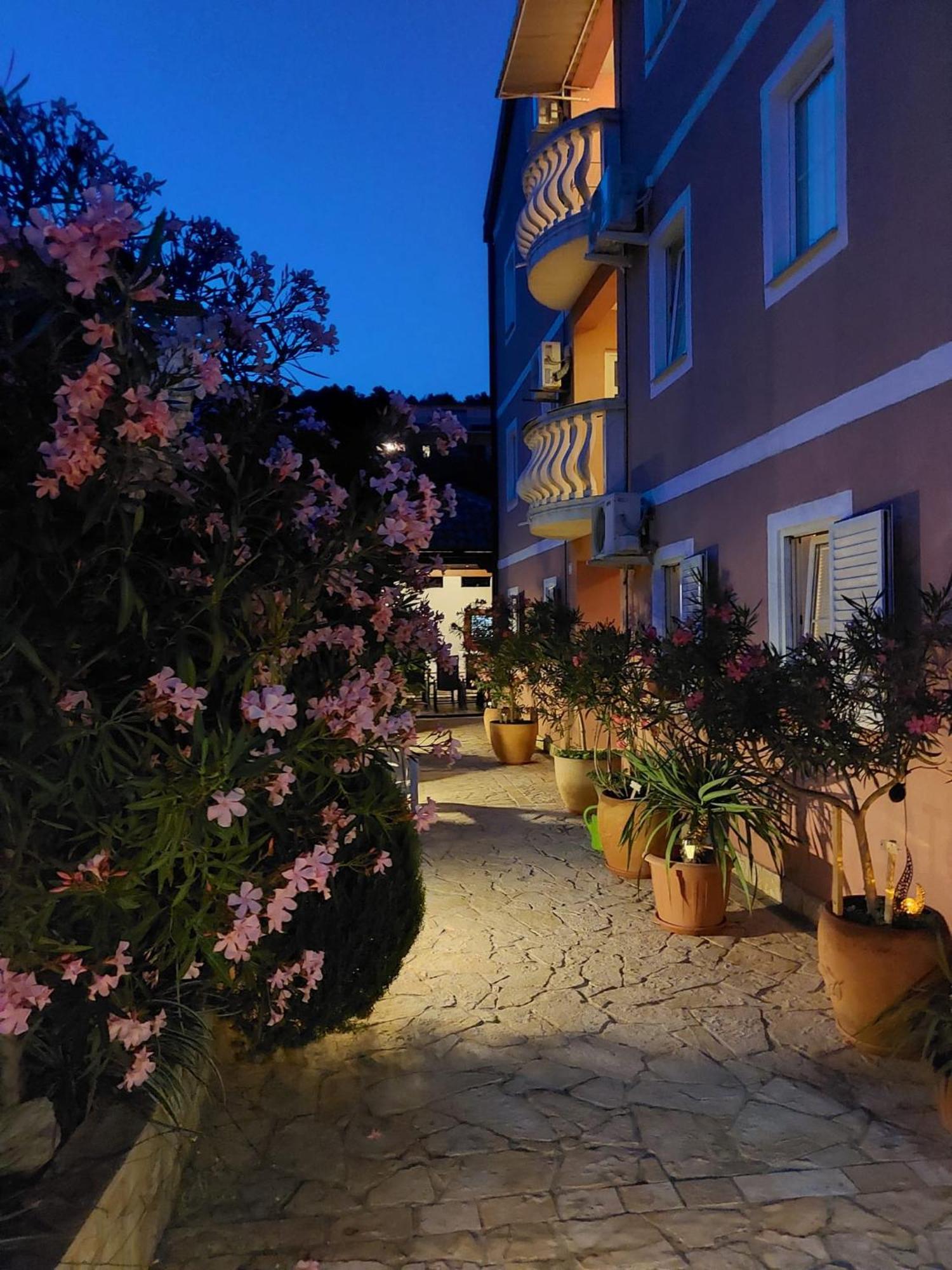 Apartments Ljubo Stari Grad  Eksteriør bilde